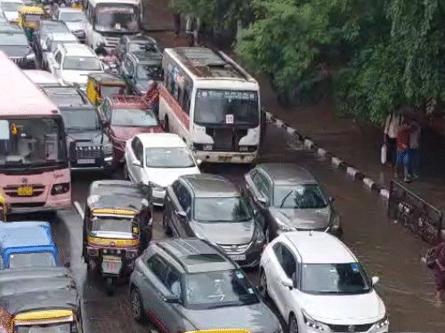 टोंक रोड पर लंबा जाम लग गया। घंटों तक लोग जाम में फंसे रहे।