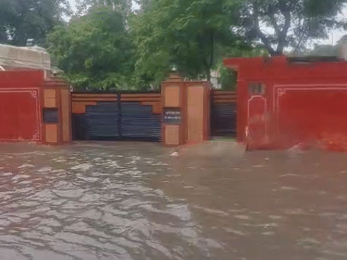 जयपुर में सीएस सुधांश पंत और डीजीपी राजीव कुमार के बंगलों के बाहर टोंक रोड पर पानी भर गया।