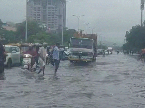 जेकेलोन हॉस्पिटल के बाहर भरे पानी में वाहन ड्राइवर परेशान होते रहे।