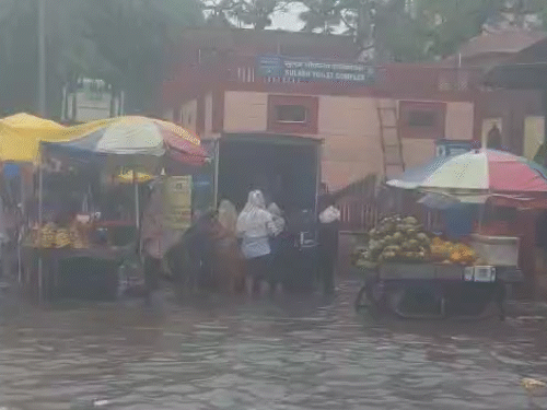 एसएमएस हॉस्पिटल के बाहर पानी भर गया। लोगों को पानी के बीच से निकलना पड़ा।