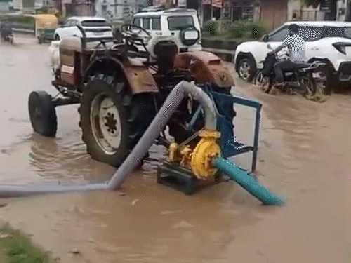 निवारू रोड पर तेज बरसात के बाद सड़क पर पानी भर गया। पानी को निकालने के लिए जेडीए ने मड पंप लगाए।
