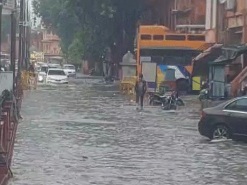 सुभाष चौक के आसपास के इलाकों में पानी भर गया। जिसमें गाड़ियां डूबी नजर आईं।