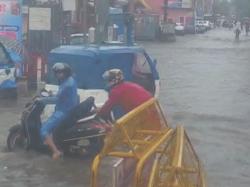 जयपुर के परकोटे क्षेत्र में तेज बारिश के कारण लोगों की गाड़ियां बंद हो गई।