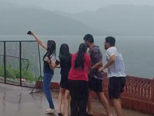 तेज बारिश के बीच लोग जलमहल घूमने पहुंचे। यहां बारिश के बीच मस्ती करते नजर आए।