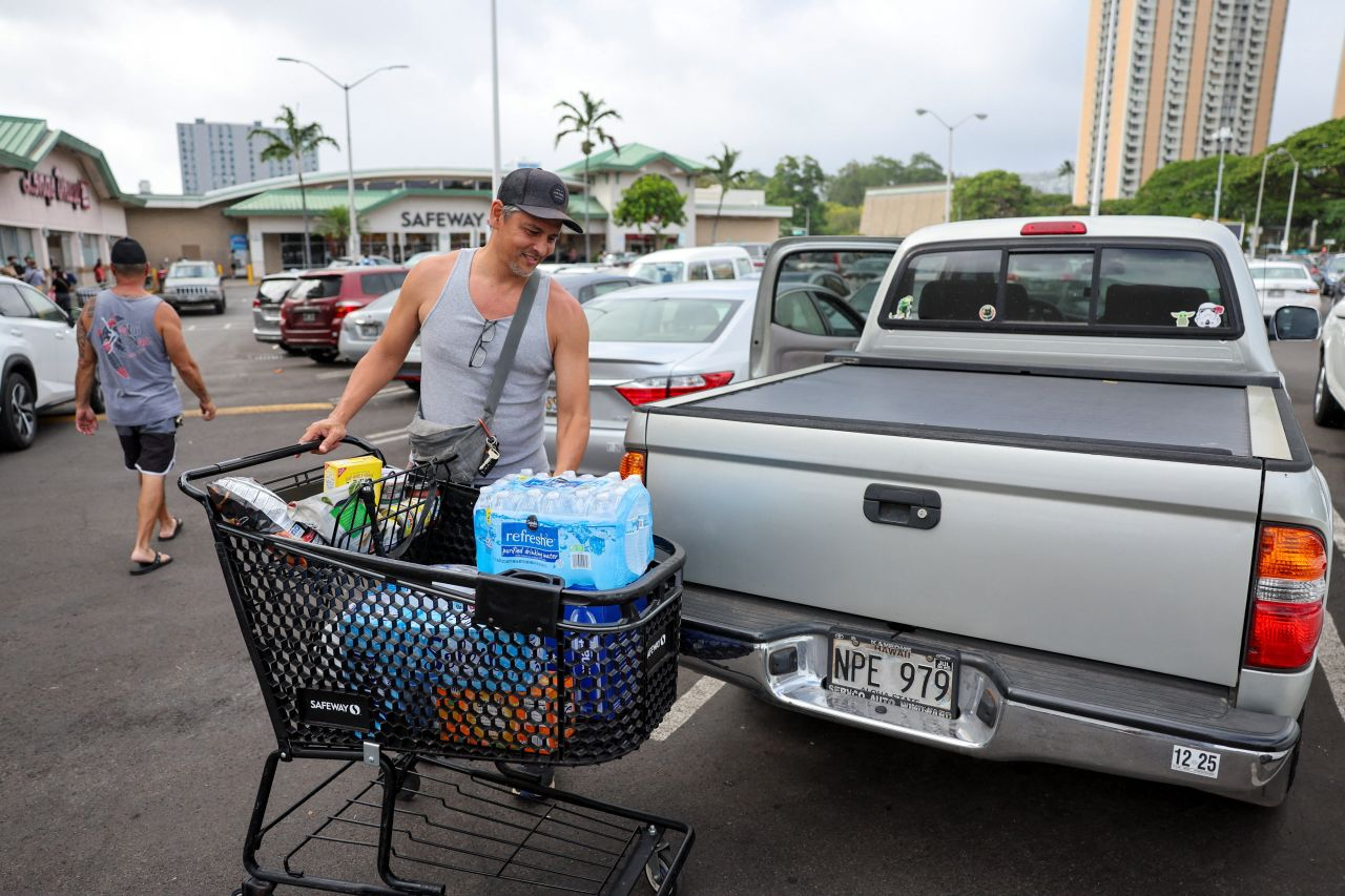 After the earthquake in Russia's Kamchatka, people in Hawaii fill the vehicles and go to safe places.