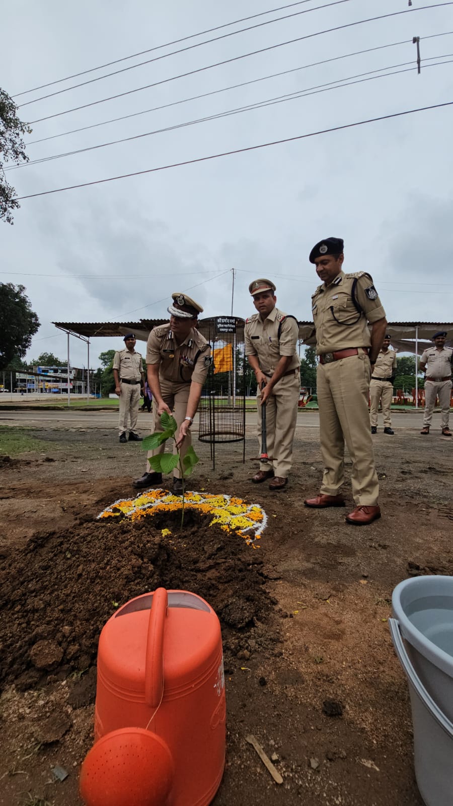 पुलिस ग्राउंड में पौधा रोपण किया गया।
