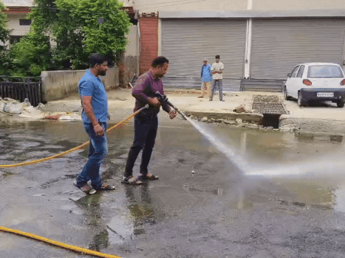 आवागमन शुरू करने के से पहले जिला प्रशासन की ओर से उसे एरिया को फायर ब्रिगेड के जरिए पानी का छिड़काव कर सफाई की गई।