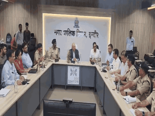 सुप्रीम कोर्ट की सड़क सुरक्षा समिति के अध्यक्ष ने इंदौर में अफसरों की बैठक ली थी।