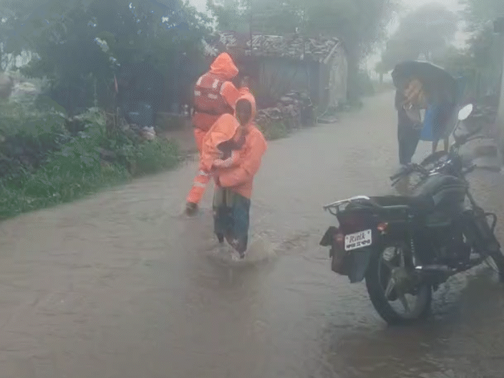 बच्चों को गांवों से निकालकर सुरक्षित स्थानों पर ले जाया गया।