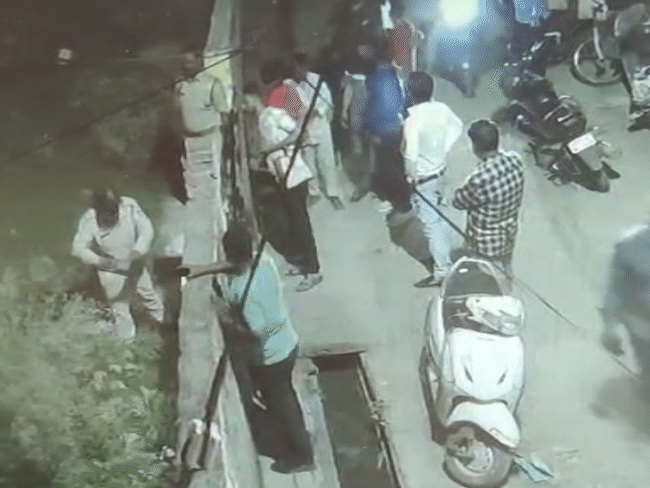 नवजात के शव को कुत्तों द्वारा नोंचने की जानकारी मिलने के बाद पुलिस टीम पहुंची थी।