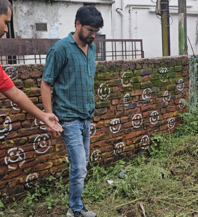 प्रत्यक्षदर्शियों ने बताया कि इसी स्थान पर बच्चे को फेंका गया था।