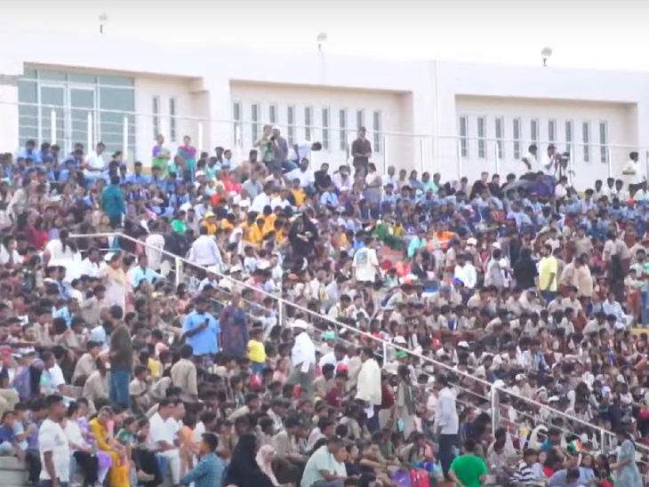 सतीश धवन अंतराळ केंद्राच्या लाँच व्ह्यू गॅलरीमध्ये निसारचे प्रक्षेपण पाहण्यासाठी आलेल्या लोकांचा फोटो.