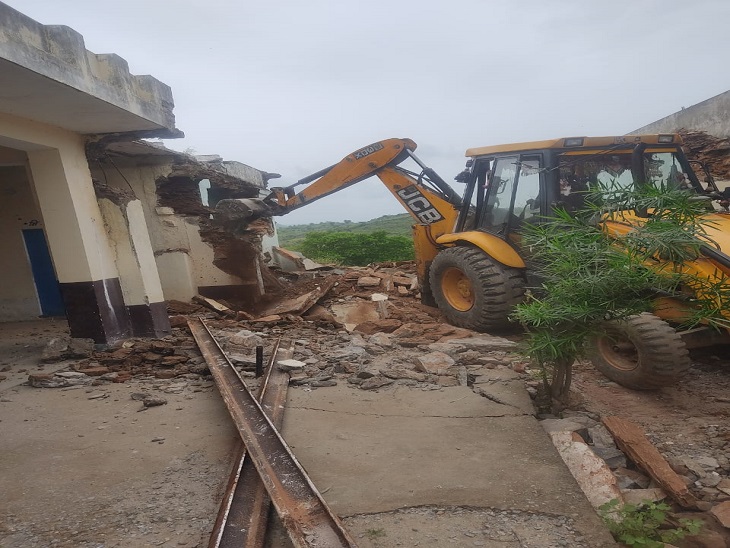 जर्जर कक्षा-कक्ष को ध्वस्त करने के लिए चलाया बुलडोजर