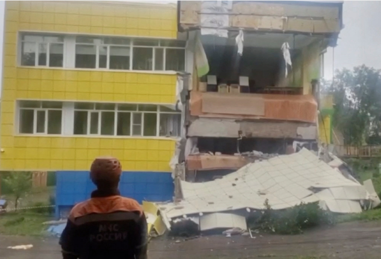 A kindergarten school wall collapsed due to an earthquake in Kamchatka, Russia. However, no children were hurt in the accident.