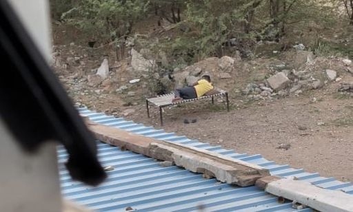 टैंकर आने के बाद एक शख्स निगरानी रखता है। अब मेहसाणा जिला दुग्ध उत्पादक सहकारी संघ लिमिटेड के केंद्र प्रभारी ने होटल मालिक सहित चार के खिलाफ मामला दर्ज करवाया है।