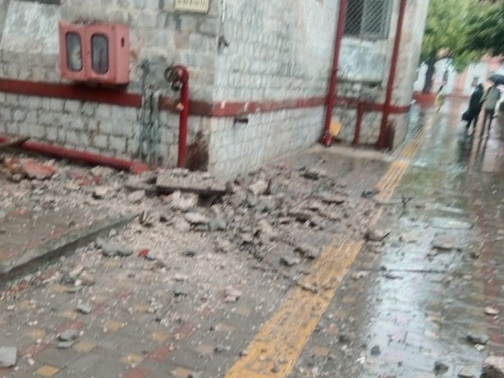 जयपुर में बारिश के बीच सचिवालय की एसएसओ भवन का छज्जा गिर गया।