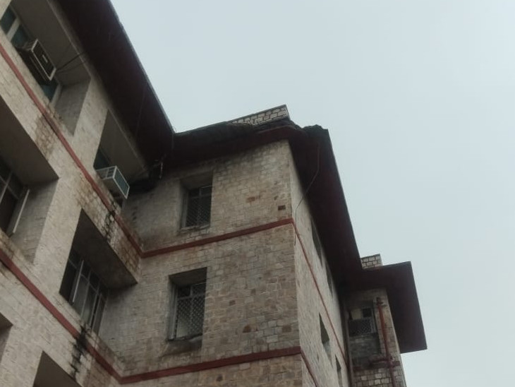 बुधवार को सचिवालय में एसओएस भवन का छज्जा गिर गया।