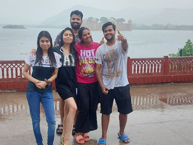 जयपुर तेज बारिश के बीच सुबह युवक जलमहल घूमने पहुंचे।