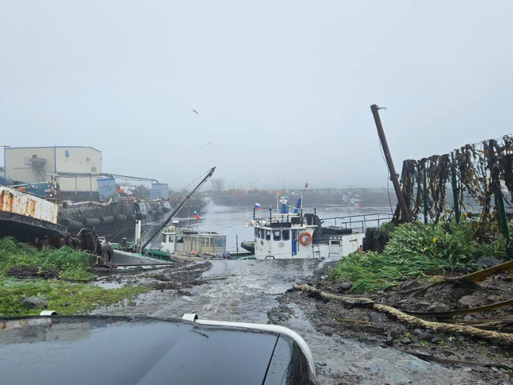 The port has suffered heavy damage in the city of Severo-Kurilsk in Kamchatka.
