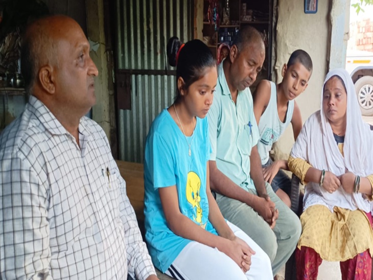 आंचल और उसके परिवार से मिलने पहुंचे नवोदय स्कूल के प्राचार्य।