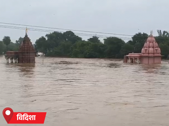 नदी किनारे घाट पर मंदिर आधे डूब गए।