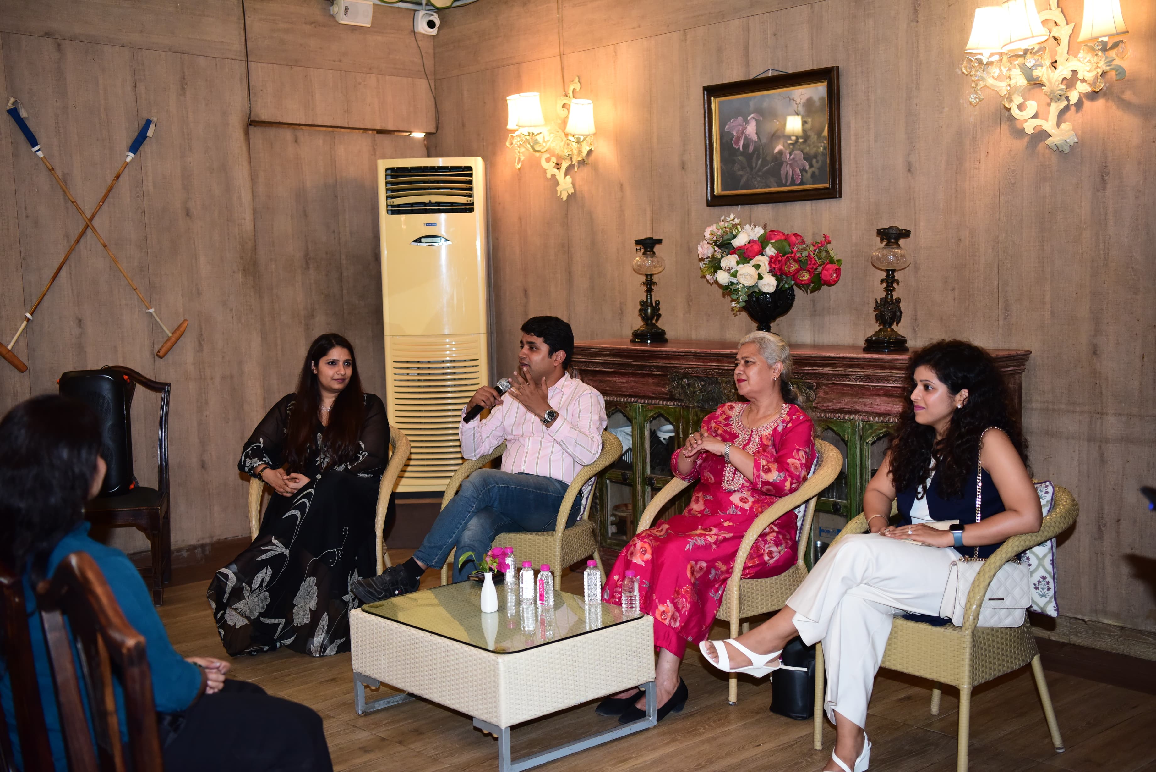 चर्चा में उन्होंने मानसिक स्वास्थ्य के गहरे पहलुओं पर प्रकाश डाला और प्रतिभागियों से सीधा संवाद किया।