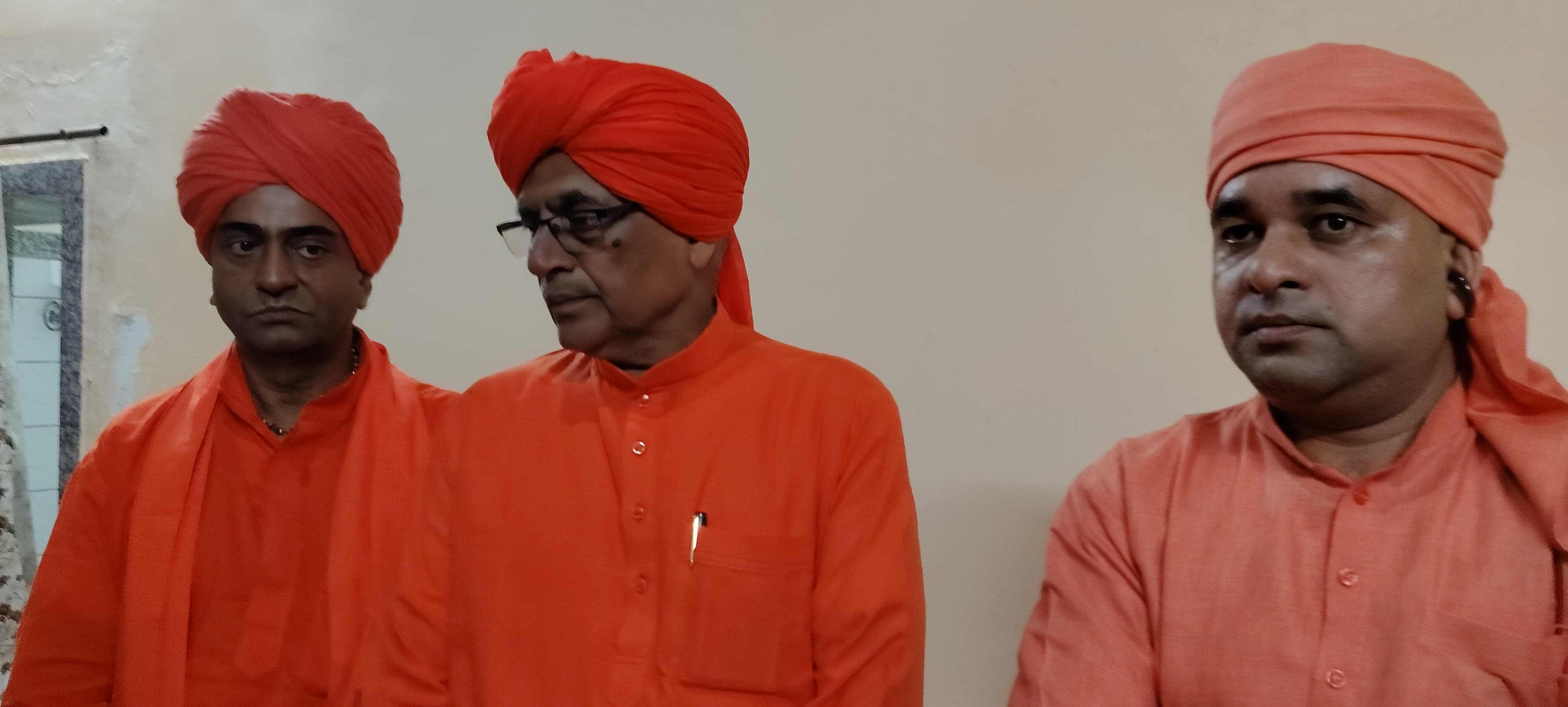 मीडिया से बात करते हुए जांच के लिए आए तीन नेता संत
