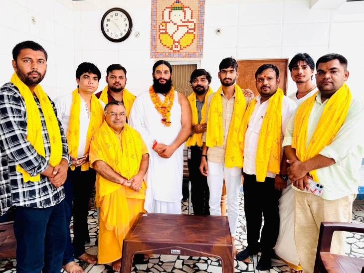 श्याम बिहारी गुप्त ने अपने साथियों सहित महंत संजय दास का आशीर्वाद लिया।