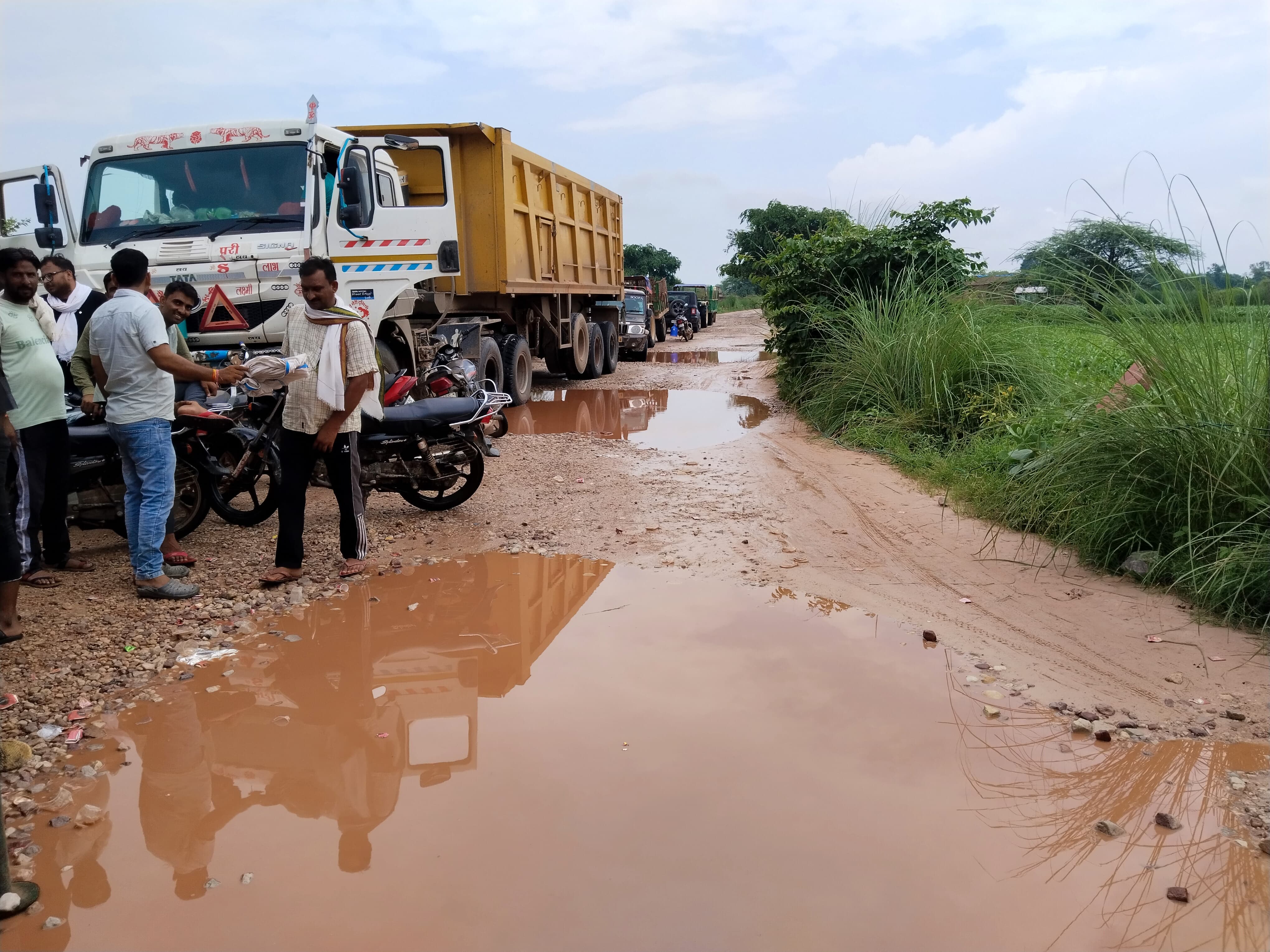 4 किलोमीटर की सड़क में 3-3 फुट के गहरे गड्ढे ग्रामीणों ने ट्रकों को रोका।