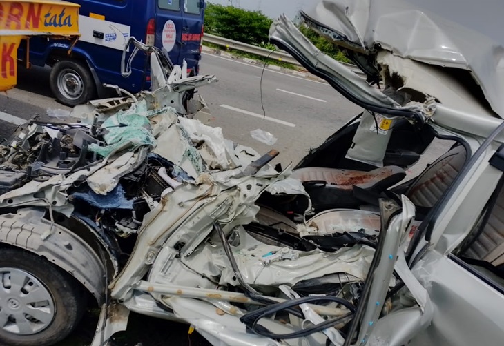 ट्राले में घुसने के बाद जब कार को निकाला गया तो वह बुरी तरह क्षतिग्रस्त हो गई थी।