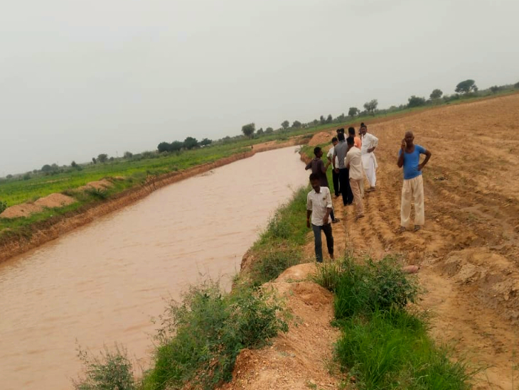 बरसाती पानी के गड्ढों में जाने से हुआ हादसा।