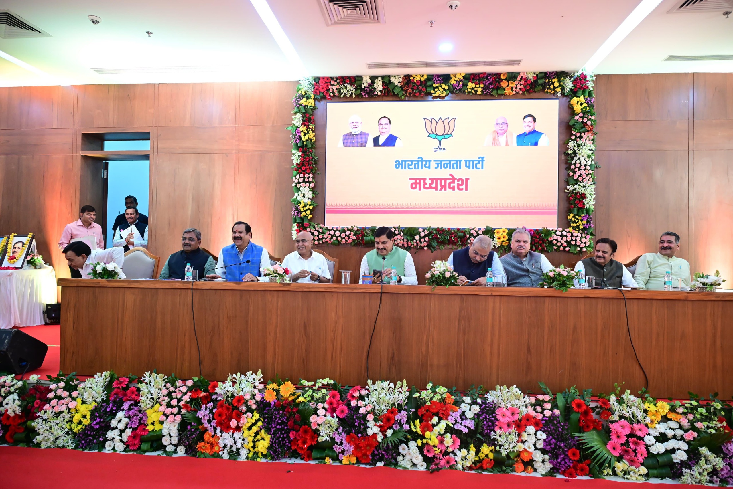 CM हाउस में हुई बैठक में मौजूद नेतागण।
