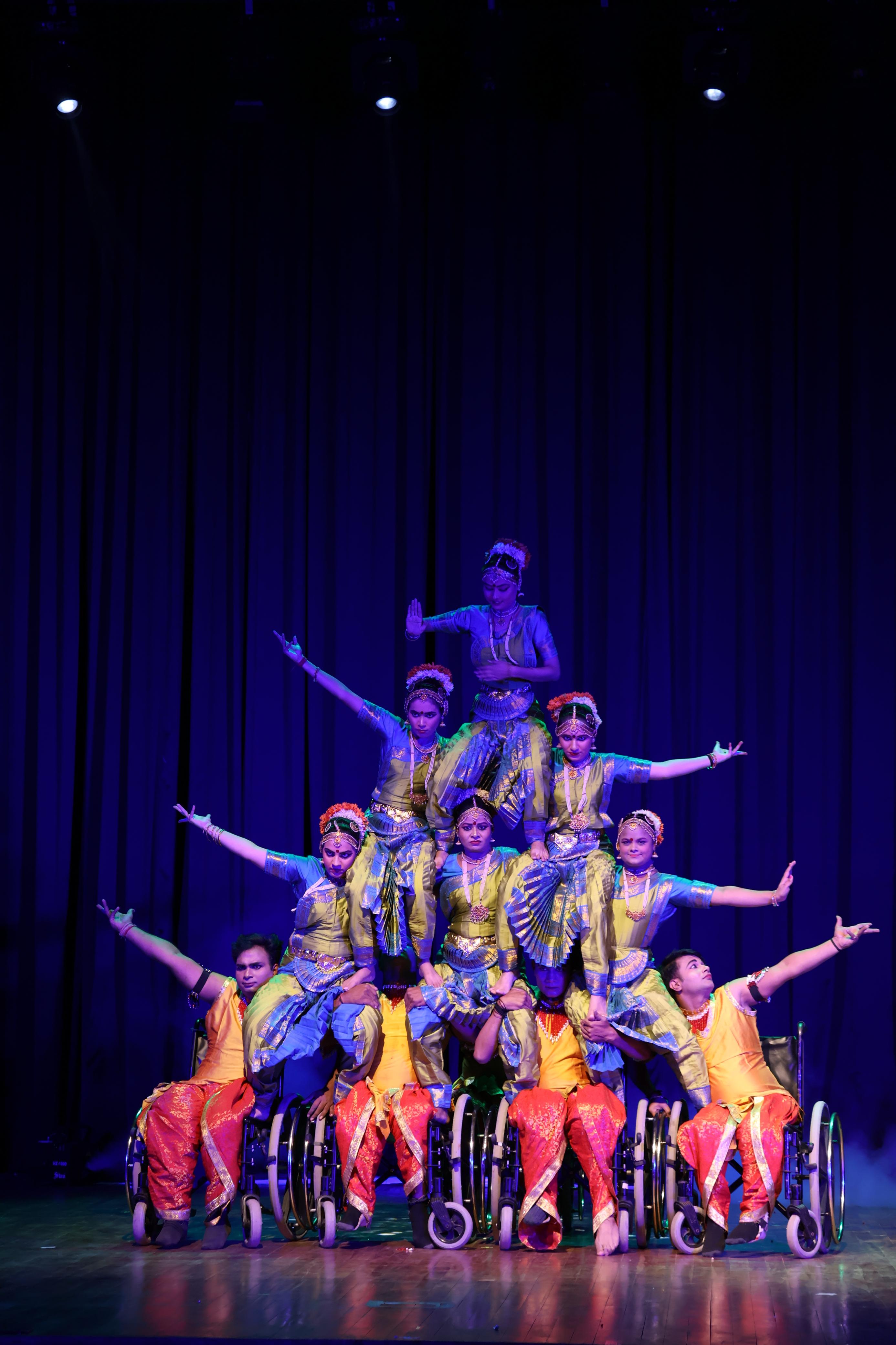 कलाकारों की टीम ने यह संदेश भी दिया कि हमें दया नहीं, अवसर चाहिए।