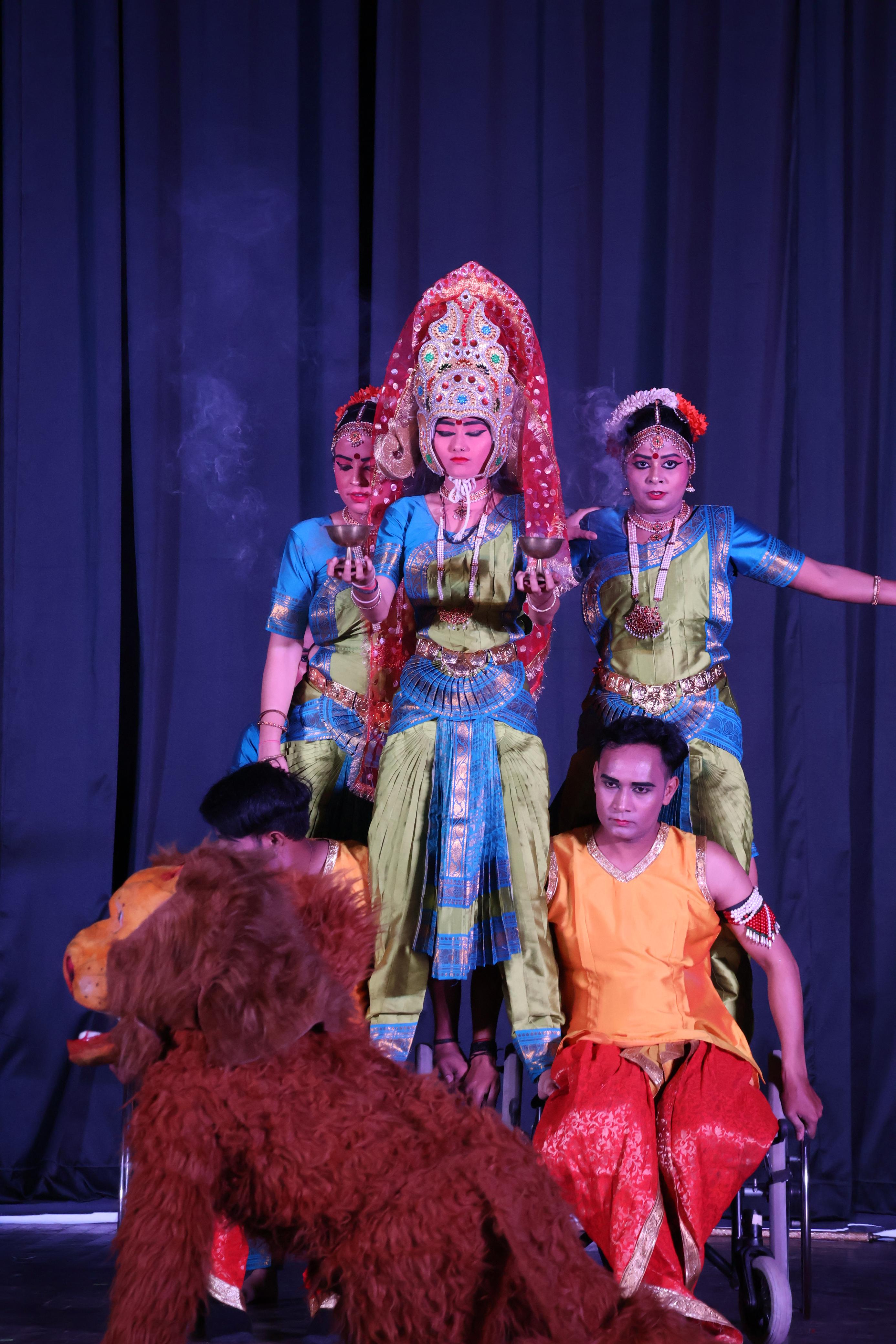 ‘जय हो’ पर जोशीली प्रस्तुति दी और ‘वंदे मातरम्’ के साथ कार्यक्रम का समापन किया।