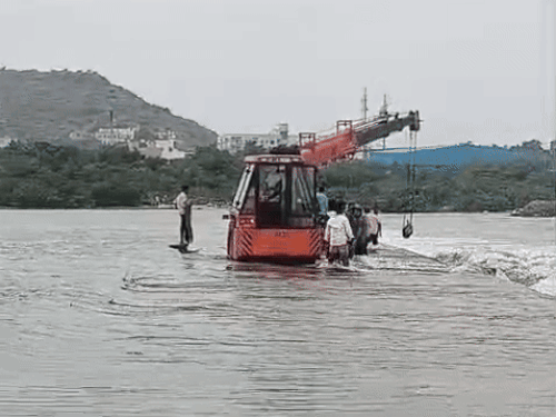 बालोतरा जिले की चौथी फाटक के पास मंगलवार को बजरी से भरी ट्रैक्टर-ट्रॉली लूणी नदी में बह गई। ड्राइवर ने ट्रैक्टर से कूदकर अपनी जान बचाई।