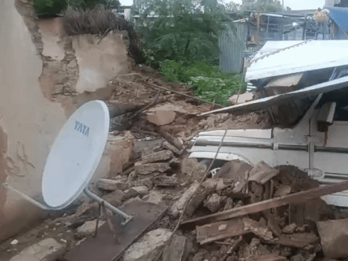 बूंदी के गांव गांवड़ी में मंगलवार को एक मकान ढह गया। मलबे में बोलेरो और बाइक दब गई।