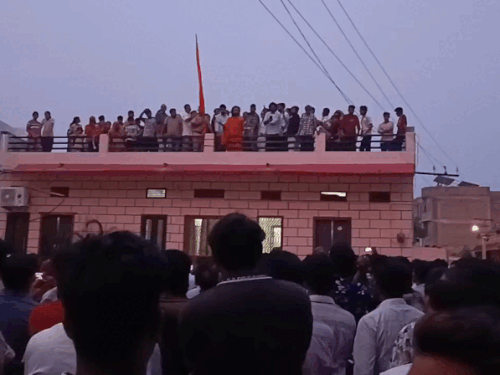 फिर कालका कॉलोनी की उसी छत पर बैठकर कथा करने का आव्हान करते हुए कथा वाचक अभयदास