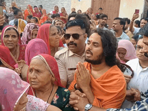 जांच कमेटी के बुलाने से पहले घर से बाहर निकले कथावाचक और भीड़ के साथ पहुंचे जांच कमेटी के पास