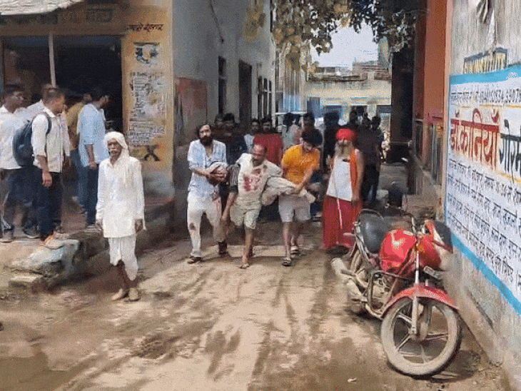 मोनू को पीठ पर लाधकर ले जाते उसका भाई। - Dainik Bhaskar