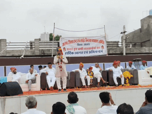 सम्मान समारोह के दौरान मंच पर मौजूद समिति के पदाधिकारी।