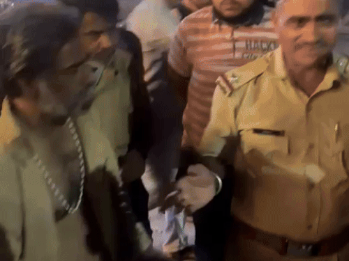 सूचना मिलने पर अलवर गेट थाना पुलिस मौके पर पहुंच गई।