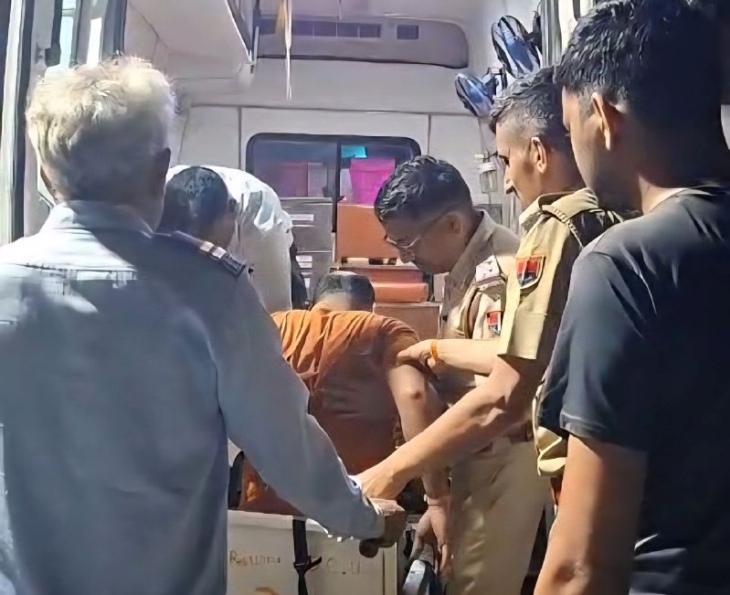 बुधवार देर रात को एम्बुलेंस से घायल पुलिसकर्मियों को पाली के बांगड़ हॉस्पिटल लाया गया।