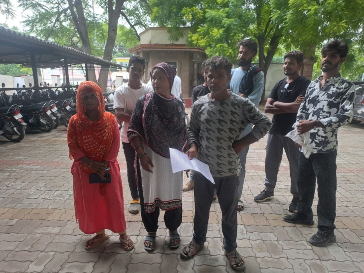 मारपीट करने वाले आरोपियों के खिलाफ कार्रवाई की मांग को लेकर पाली एसपी को ज्ञापन सौंपने पहुंचे पीड़ित परिवार के लोग। - Dainik Bhaskar