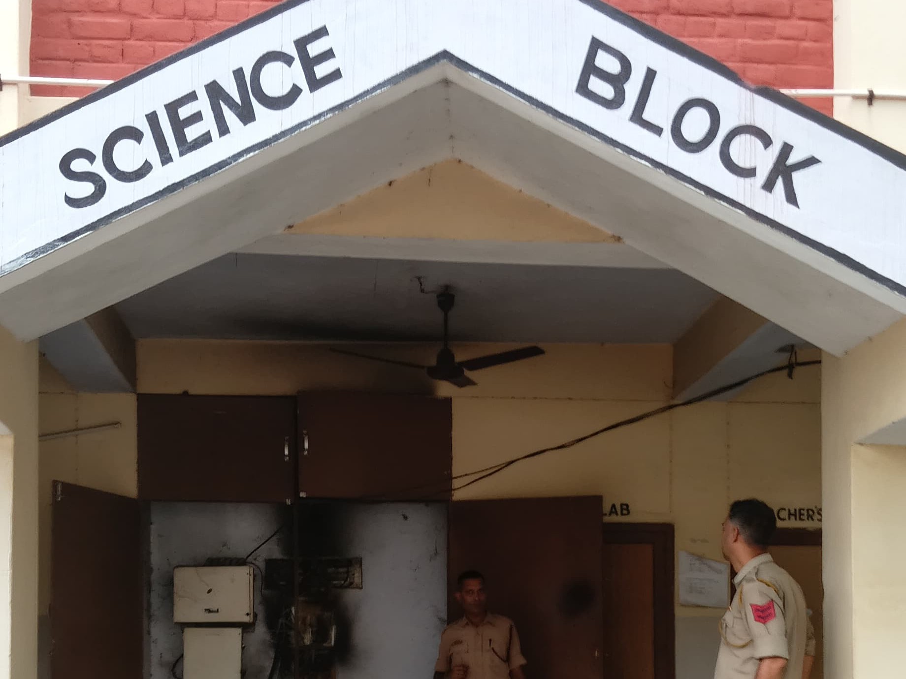 आग से जले बिजली मीटर को देखते हुए पुलिस टीम।