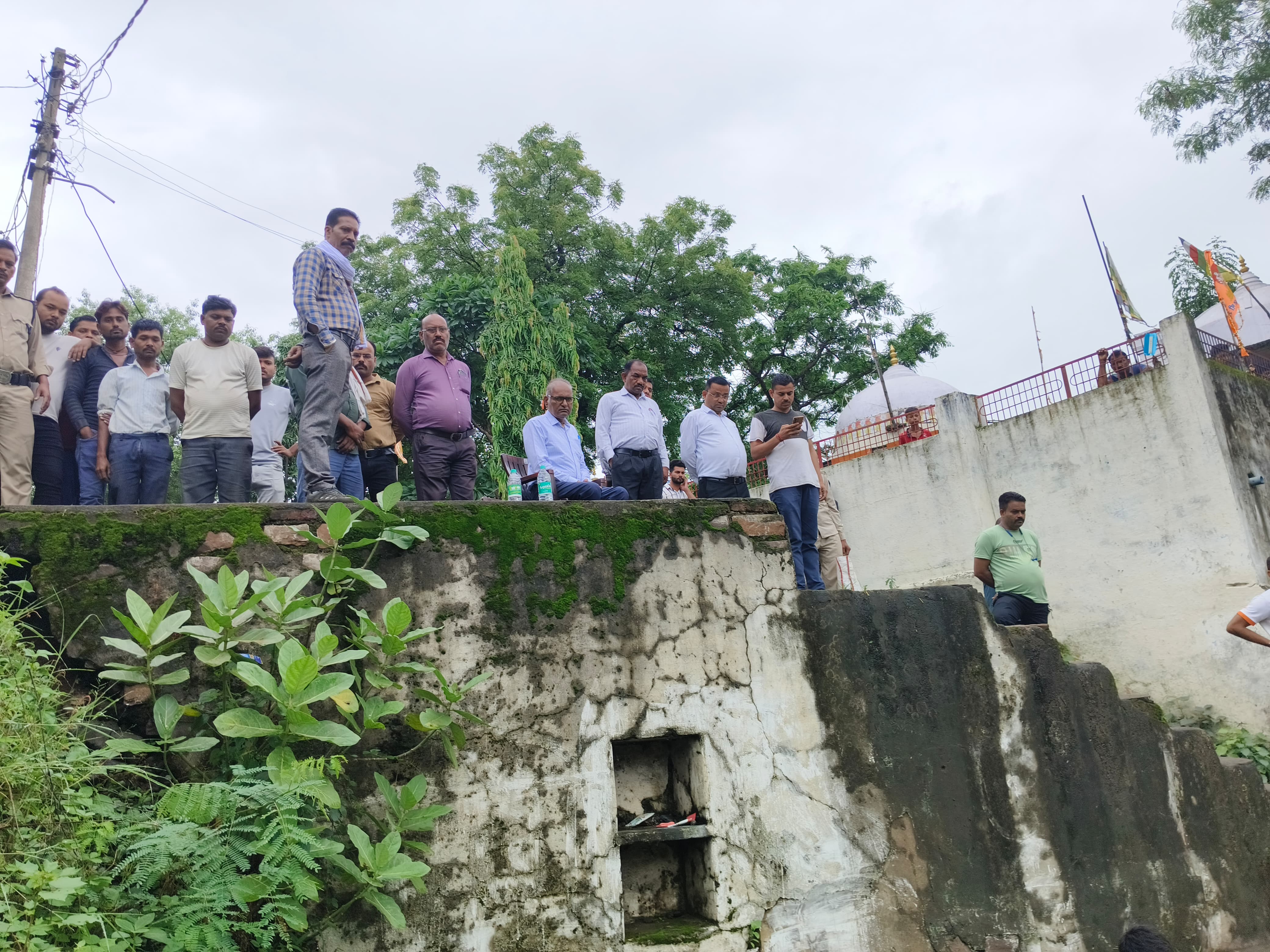 रेस्क्यू ऑपरेशन की निगरानी करते रहे अधिकारी।