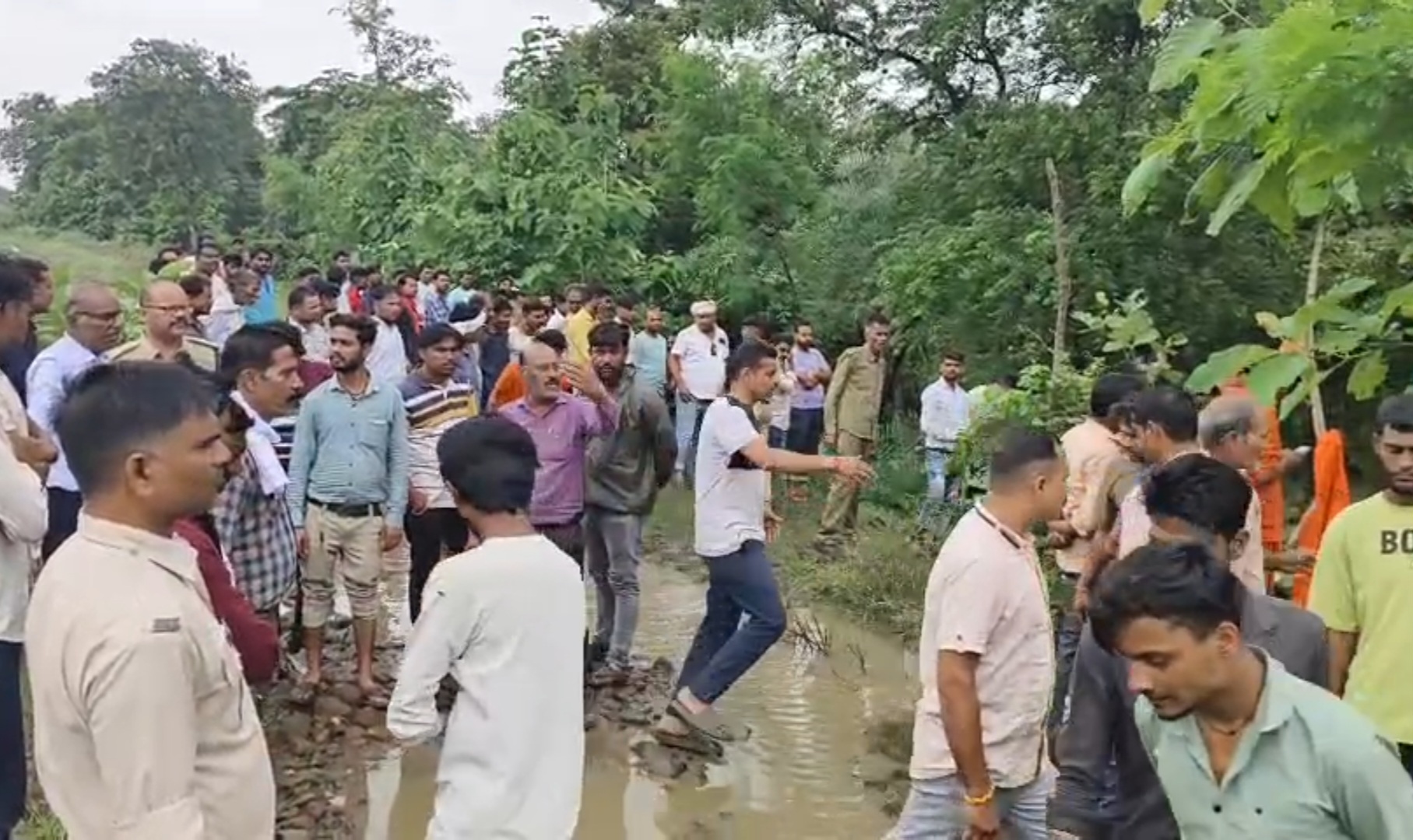 घटनास्थल पर लगी लोगों की भीड़।