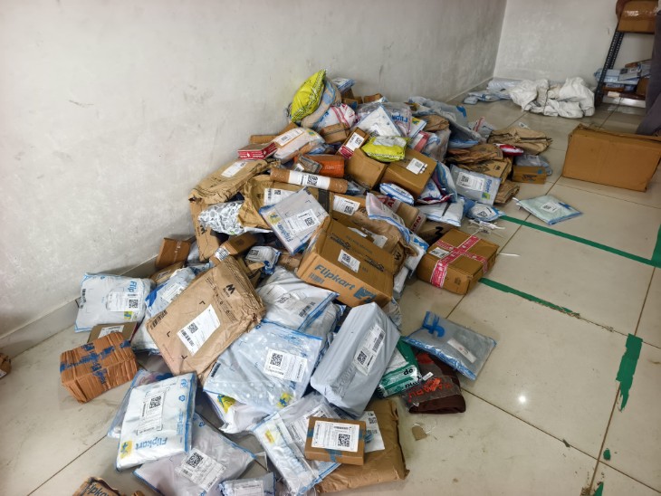 ब्रांच में बिखरे हुए पार्सल।