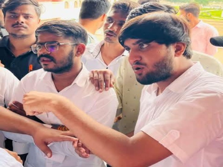 छात्रों ने मांगे नहीं मानने पर उग्र आंदोलन की चेतावनी दी है।