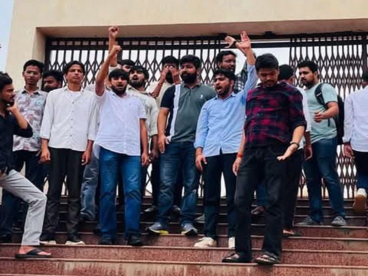 यूनिवर्सिटी में विरोध-प्रदर्शन करते हुए छात्र।