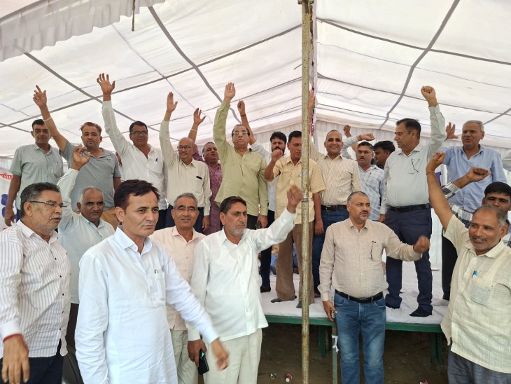 धरनास्थल पर नारेबाजी करते हुए ठेकेदार।